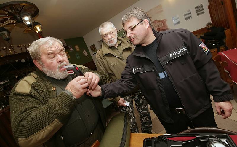 Policisté vyrazili na kontroly myslivců před honem.