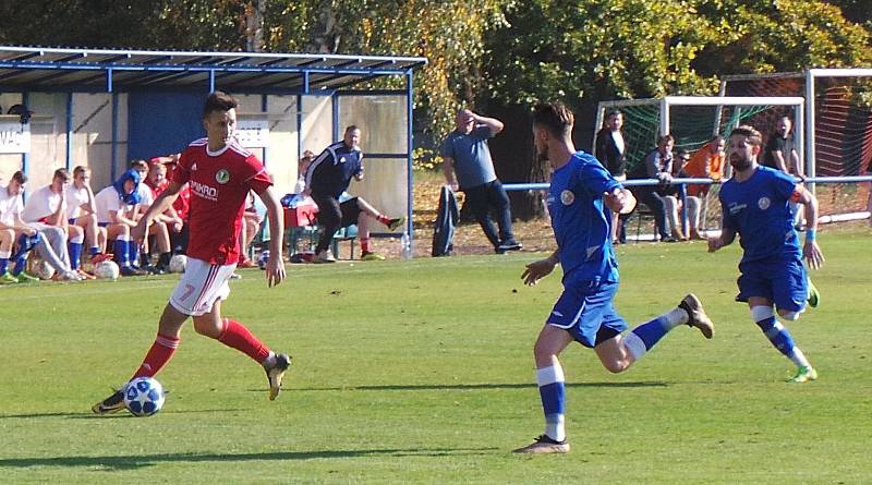 Proboštov (v modrých dresech) hrál s Bohušovicemi 0:0. V penaltovém rozstřelu byli úspěšnější hosté.