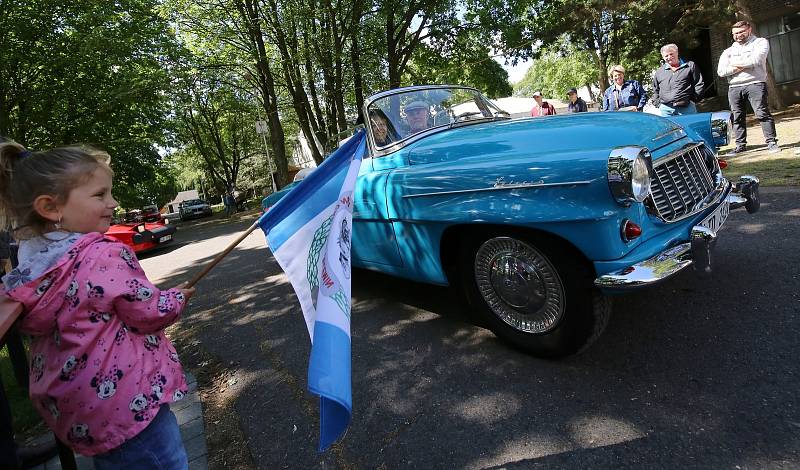 Veterán Car Club Velemín pořádal v sobotu dopoledne závod veteránů všech kategorií. Počasí sice moc nepřálo, ale i přesto dorazilo na start v areálu výstaviště Zahrady Čech několik desítek vozidel a motocyklů.