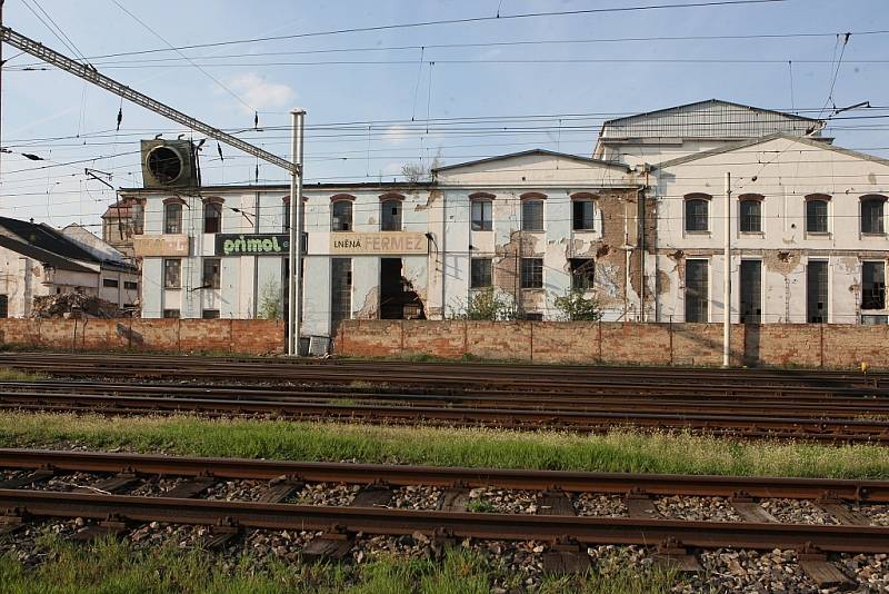 ZNIČENÝ AREÁL OLEJNY. Bývalá továrna STZ Lovosice v centru města je předmětem dohadů. 