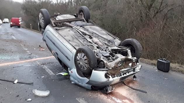 Osobní vůz skončil po havárii u Krabčic na střeše