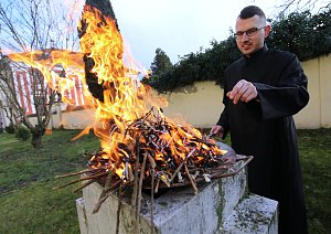 Prastarý zvyk pálení jívových větviček prováděli Antonín Fegyveres s Miroslavem Zukersteinem.