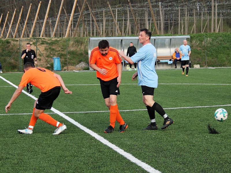 Fotbalisté Roudnice (v oranžovém) zdolali Českou Kamenici 3:1. I. A třída 2018/2019. Foto: SK Roudnice/Ladislav Pokorný