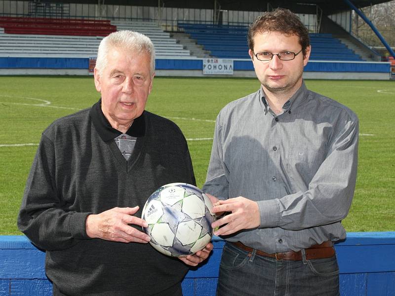Josef Masopust na stadioně v Roudnici nad Labem se sportovním redaktorem litoměřického deníku Ladislavem Pokorným.