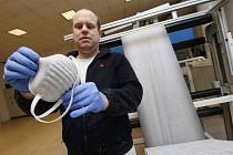 Firma Pandam z Roudnice nad Labem vyrábí ochranné roušky a respirátory. Při jejich výrobě využívají nejnovější nanotechnologie.