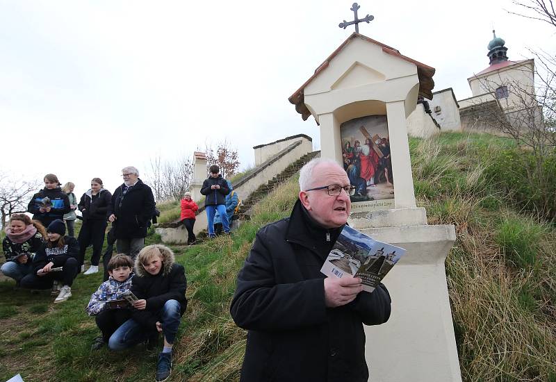 Na Velký pátek se konala pobožnost Křížové cesty pro rodiny s dětmi na Ostrém u Úštěku, kterou vedl litoměřický biskup Jan Baxant.