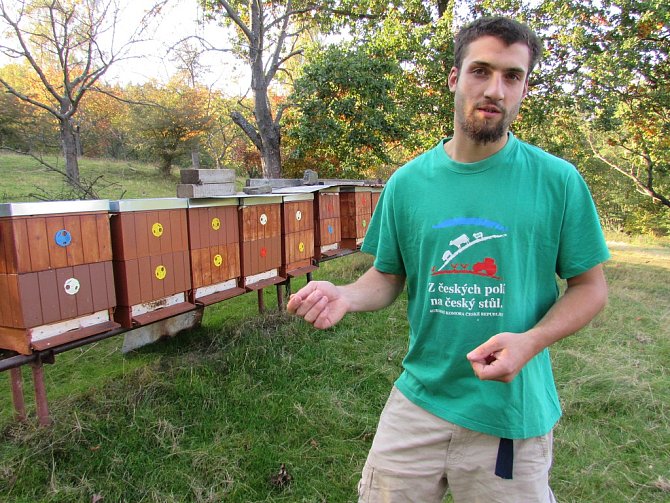 Mladý včelař Kamil Valenta chová včely v Držovicích a na Lhotsku u Úštěka