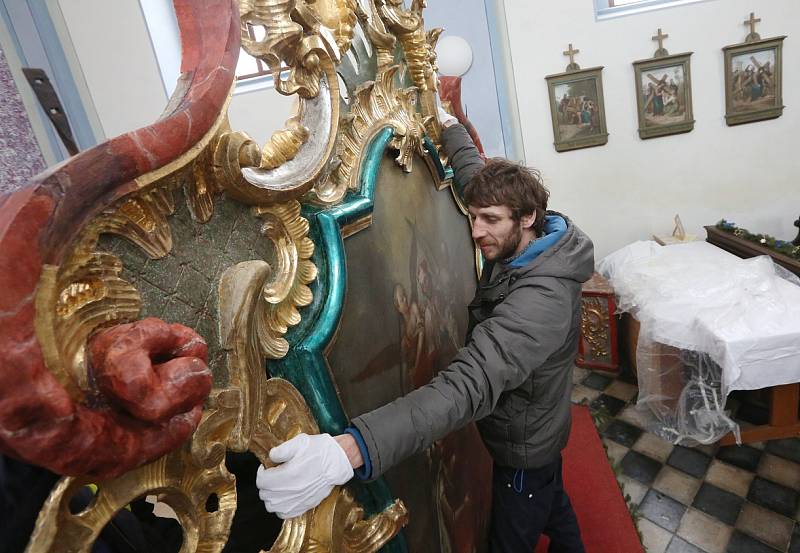 PŮVODNÍ rám oltáře byl rozpadlý na několik částí. Restaurování probíhalo ve třech etapách. Restaurátoři zjistili, že v minulosti byl několikrát opravován, natřen modrou barvou, která degradovala rokokovou řezbu, a předěláván.