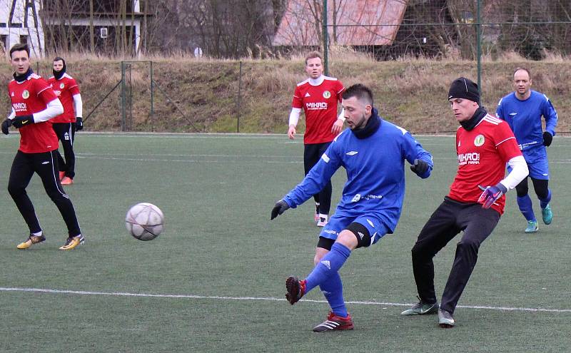 Fotbalisté SK Roudnice (v modrém) si proti Bohušovicím zastříleli.