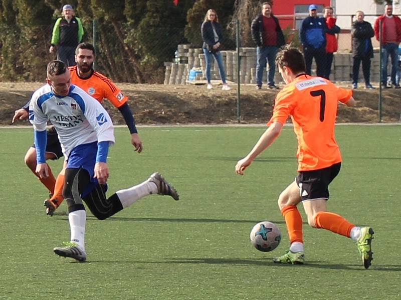 Fotbalisté SK Roudnice (v oranžovém) podlehli Sokolu Vraný 4:5.