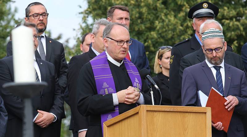 Odložená Terezínská tryzna proběhla na Národním hřbitově v Terezíně. Její hlavní části předcházela pietní část na popravišti Malé pevnosti.