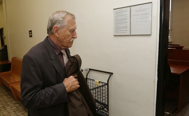 77LETÝ Stanislav Najmr z Bohušovic nad Ohří (na snímku) se u soudů domáhá zpět svého majetku, který před třemi lety bezúplatně převedl na svého syna Daga. Zatím bez úspěchu. 