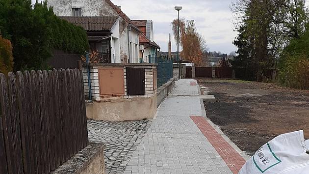 V části Zimmerovy ulice v Třebenicích je dokončená nová kanalizace.