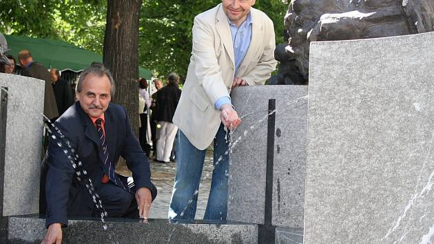  Centrum ale nezdobí jen historické kašny. Například na Kostelním náměstí je moderní kašna od Libora Piskláka.