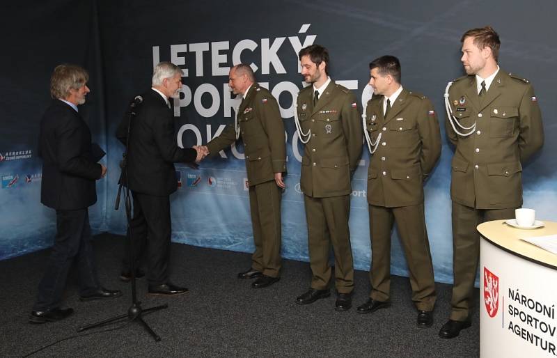 Leteckými sportovci roku jsou parašutisté. Cenu jim předal prezident Pavel.