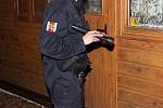 POLICISTÉ vyrážejí častěji do chatových osad. Například během víkendu hlídkovali v noci v okolí chat na Libochovicku. Žádného zloděje při činu nepřistihli. 