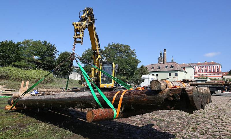 Dřevo na opravu krovů Kalicha dorazilo na litoměřické náměstí.