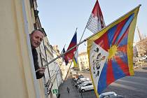 Na litoměřické radnici ve středu 10. března vlaje kromě ukrajinské vlajky i tibetská.