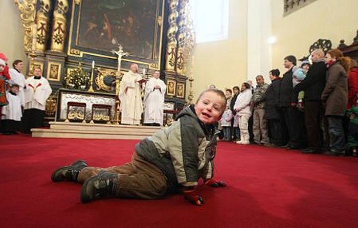 Pětatřicet párů různého věku obnovilo v katedrále sv. Štěpána v Litoměřicích manželský slib. Učinili tak v den svátku Svaté Rodiny – Ježíše, Marie a Josefa – během pontifikální mše svaté, kterou celebroval biskup Mons. Jan Baxant.