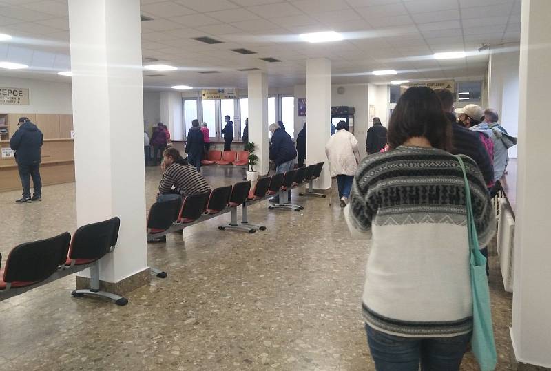 Fronta lidí v očkovacím centru litoměřické nemocnice čekajících ve čtvrtek 18. listopadu na vakcínu proti covidu před 16 hodinou rychle ubývala.