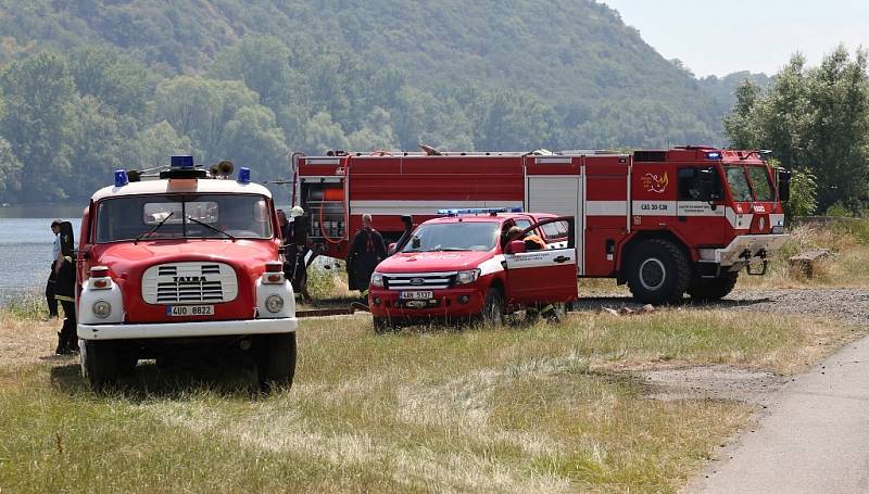 Hasiči bojují s řadou požárů v Labském kaňonu mezi Lovosicemi a Ústím nad Labem. Středa 4. července