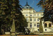 Součástí areálu ploskovického zámku je i základní škola.