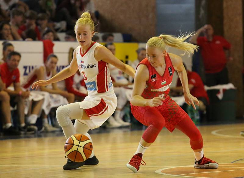 Utkání basketbalistek ČR (v bílém) proti celku Maďarska v Roudnici