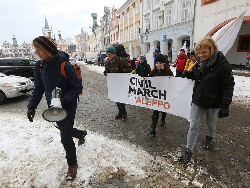 AKTIVISTÉ přespali v Litoměřicích u dobrovolníků a druhý den se městem vydali dál na dlouhou cestu.