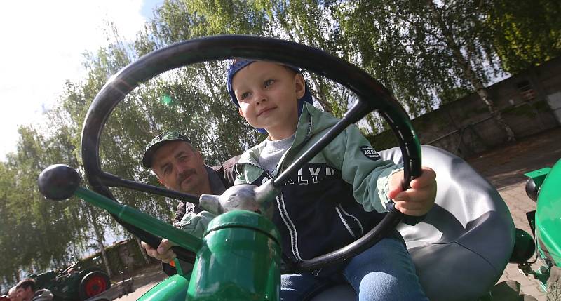 Veterán Car Club Velemín pořádal v sobotu dopoledne závod veteránů všech kategorií. Počasí sice moc nepřálo, ale i přesto dorazilo na start v areálu výstaviště Zahrady Čech několik desítek vozidel a motocyklů.