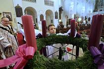 Požehnání adventního věnce v kostele Všech svatých a v katedrále sv. Štěpána v Litoměřicích a zapálení první svíčky