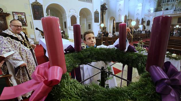 Požehnání adventního věnce v kostele Všech svatých a v katedrále sv. Štěpána v Litoměřicích a zapálení první svíčky