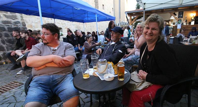 Jubilejní desátý ročník benefičního hudebně divadelního festivalu Hradní hrátky odstartoval v pátek navečer na nádvoří úštěckého hradu.