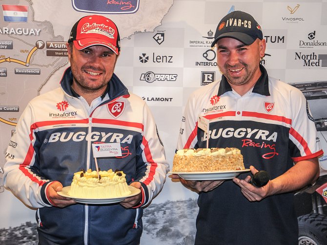 Aleš Loprais (vlevo) a Jiří Stross na tiskové konferenci v Praze dodatečně oslavili narozeniny, které oba shodně slavili provizorně 10. ledna v Saltě.