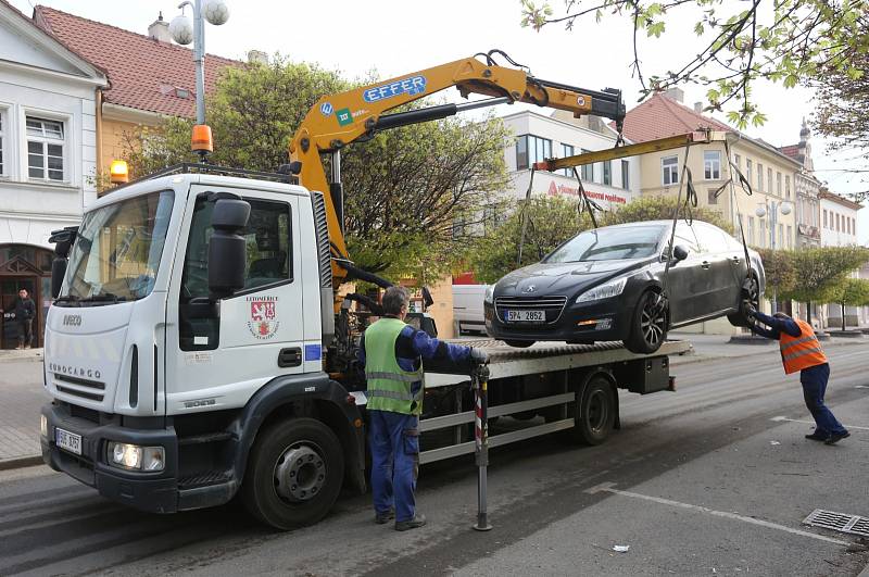 Jarní úklid komunikací ve středu města komplikují zaparkovaná auta.