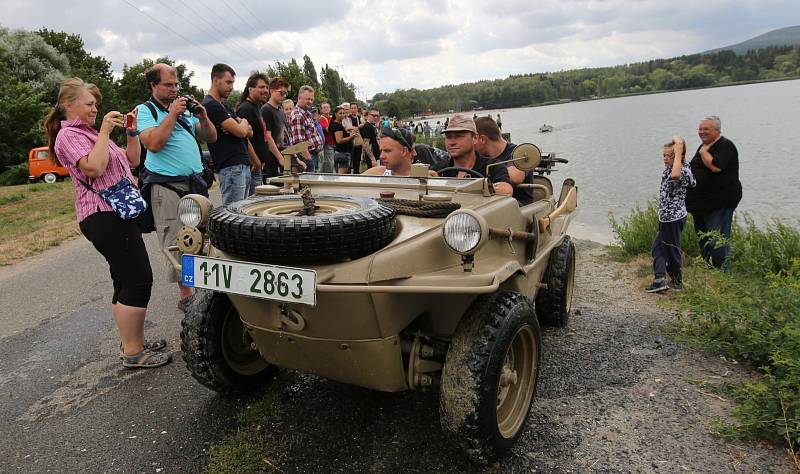 Obojživelná vozidla brázdila jezero Chmelař u Úštěku