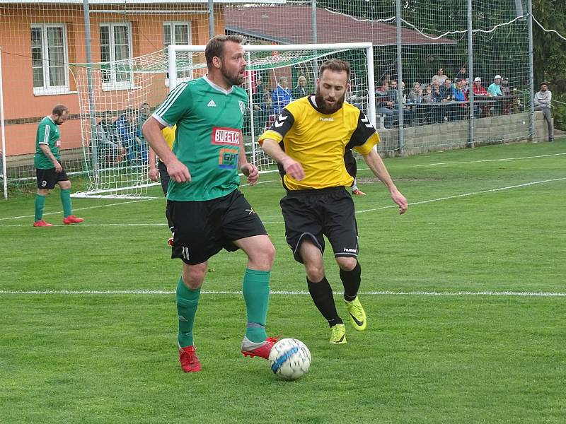 První s druhým. To byl zápas okresního přeboru Pokratice (v zeleném) - Libotenice. Domácí svého soka smetli 6:0.