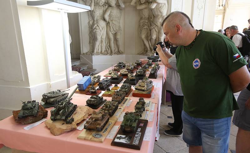 Šikovní modeláři si dali dostaveníčko na zámku v Ploskovicích.