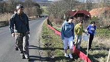 Dobrovolníci společně s  pracovníky Správy CHKO zajišťují bezpečný přechod žab, aby neskončily pod koly projíždějících aut. 