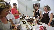 Na 6. ročníku Gastro Food Festu se představilo na 70 vystavovatelů z oboru gastronomie, kteří návštěvníky lákali na řadu nových laskomin připravených například z hadího a krokodýlího masa, z žabích stehýnek i z hmyzu.