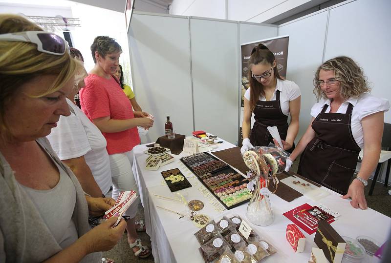 Na 6. ročníku Gastro Food Festu se představilo na 70 vystavovatelů z oboru gastronomie, kteří návštěvníky lákali na řadu nových laskomin připravených například z hadího a krokodýlího masa, z žabích stehýnek i z hmyzu.