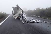 Nehoda tří kamionů na dálnici D8