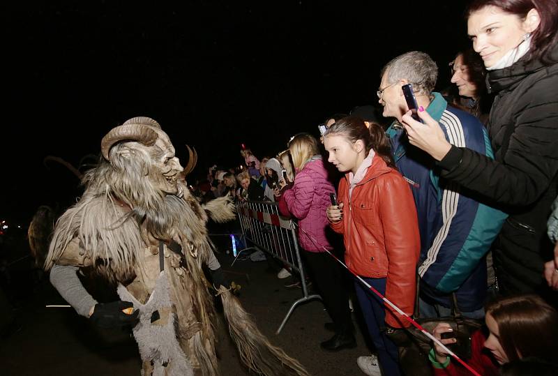 V Radovesicích spojili rozsvícení vánočního stromu s Krampus show.