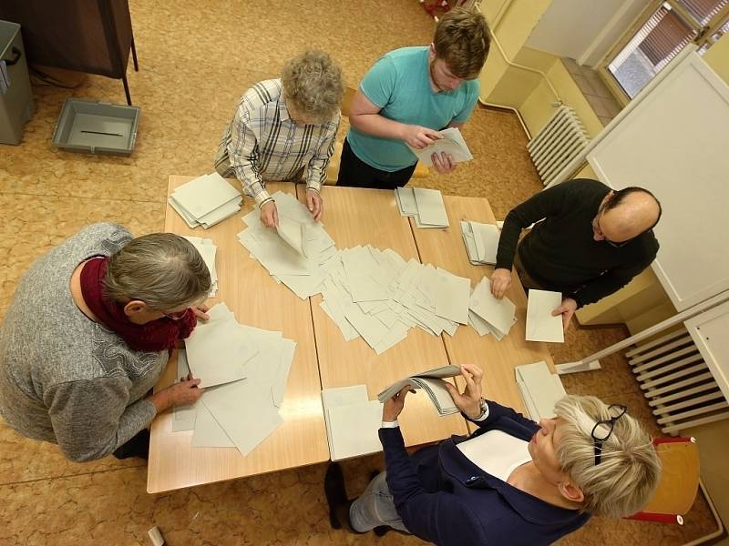 Sčítání hlasů ve volební místnosti v litoměřické ZŠ Máchova