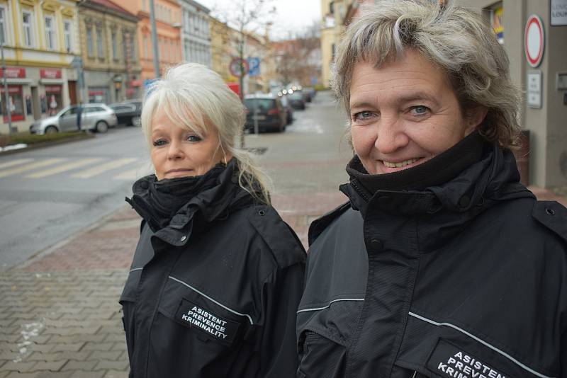 Černé pomněnky říkají asistentkám prevence kriminality z Lovosic Lence Procházkové a Miluši Hudečkové.