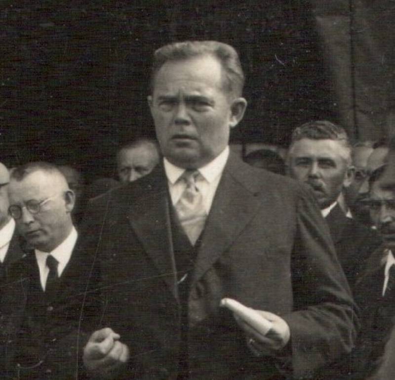 Antonín HERYNK (1884 – 1942) ředitel obecné školy, starosta města, významný sociální demokrat. Popraven v Kobylisích 30. 6. 1942.