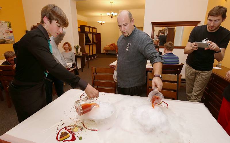 Studenti litoměřické Střední školy pedagogické, hotelnictví a služeb předvedli kuchařskou show.