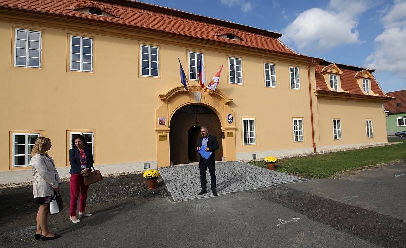 V Lukavci slavnostně otevřeli zrekonstruovaný zámek, který patří obci. Jsou zde byty a obecní úřad.