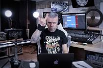 Padesátiletý Dan Friml v 90. letech začal produkovat první kapaly v různých undergroundových studiích. Pak odjel do USA, kde pracoval devět let jako studiový zvukař v New Yourku. V roce 2015 založil studio The Barn, které sídlí v Drahobuzi na Litoměřicku.