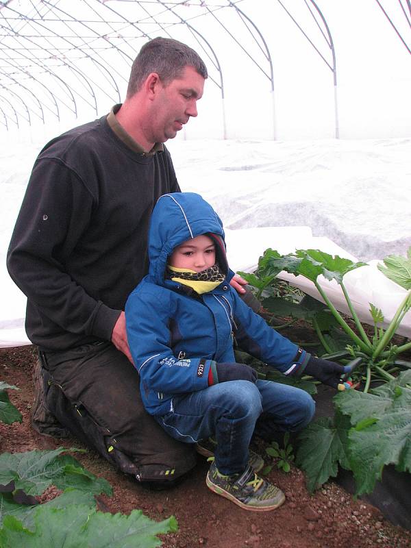 Farmář Zdeněk Hrdlička s malým pomocníkem, synkem Josífkem, který při uzavřené školce tráví čas po boku otce.