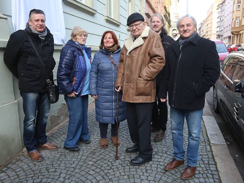 Herec Jan Skopeček slavnostně odhalil pamětní desku na domě v Litoměřicích, kde v mládí bydlel.